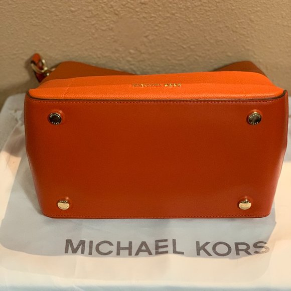 Michael Kors Hayes Large Bucket Shoulder Bag - Picture 5 of 7